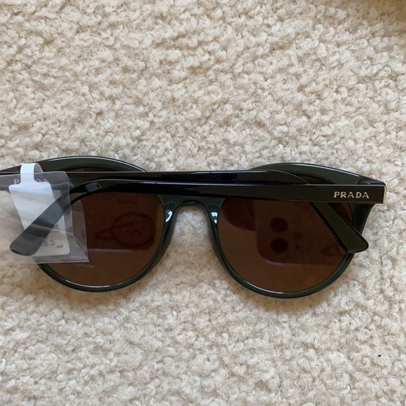 Prada - Picture 10 of 10